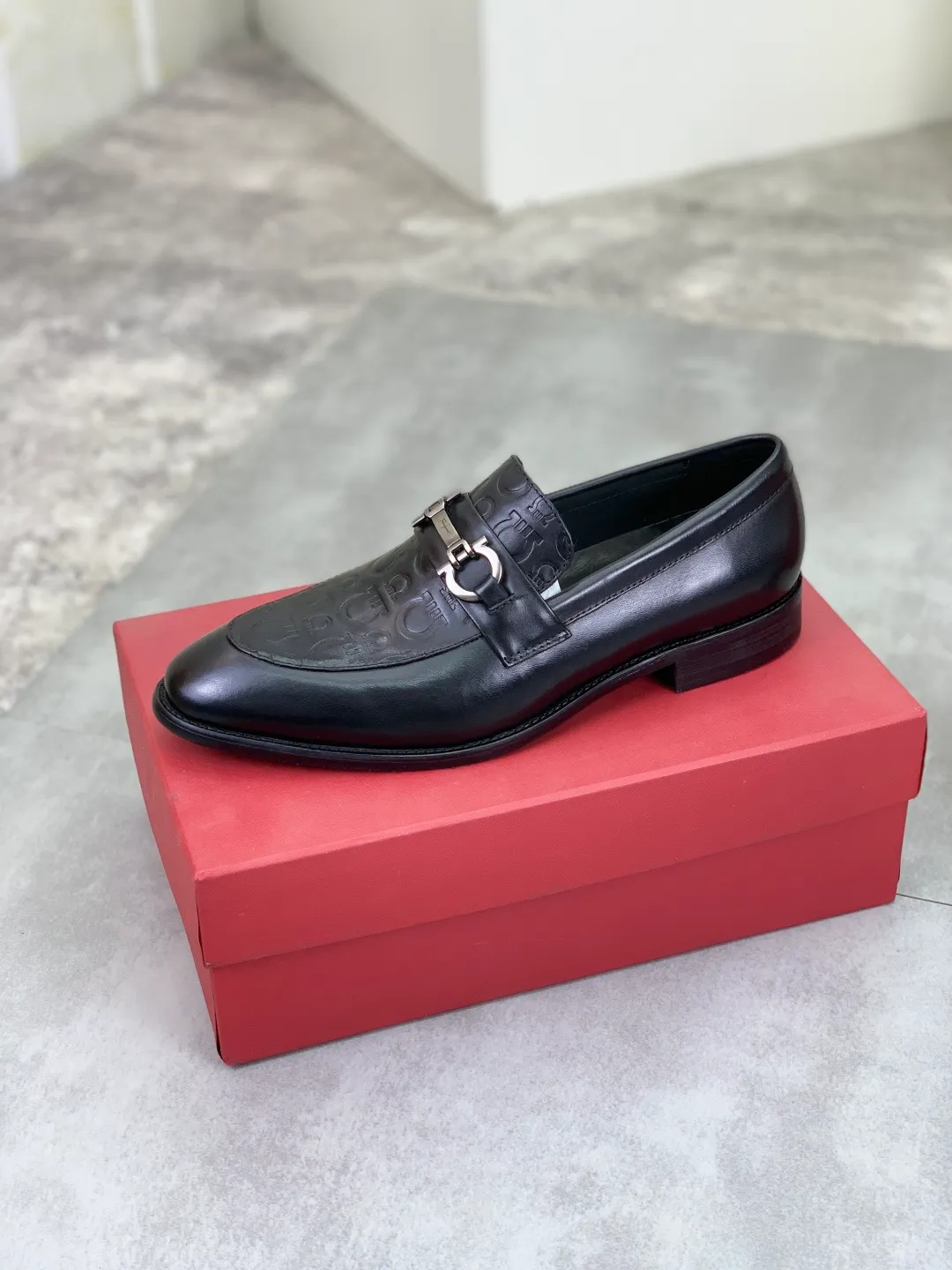 Men's Men's Shoes 💰P480💰[New Style] Water-dyed Niuli 🆘[Salvatore Ferragamo] Ferragamo's latest casual business leather shoes for men! Available at counters simultaneously! The fabric is made of specially imported original calfskin, and the interior is made of imported water-dyed cowhide. It is absolutely luxurious and leads the fashion trend. Matching code: 39-44, black optional